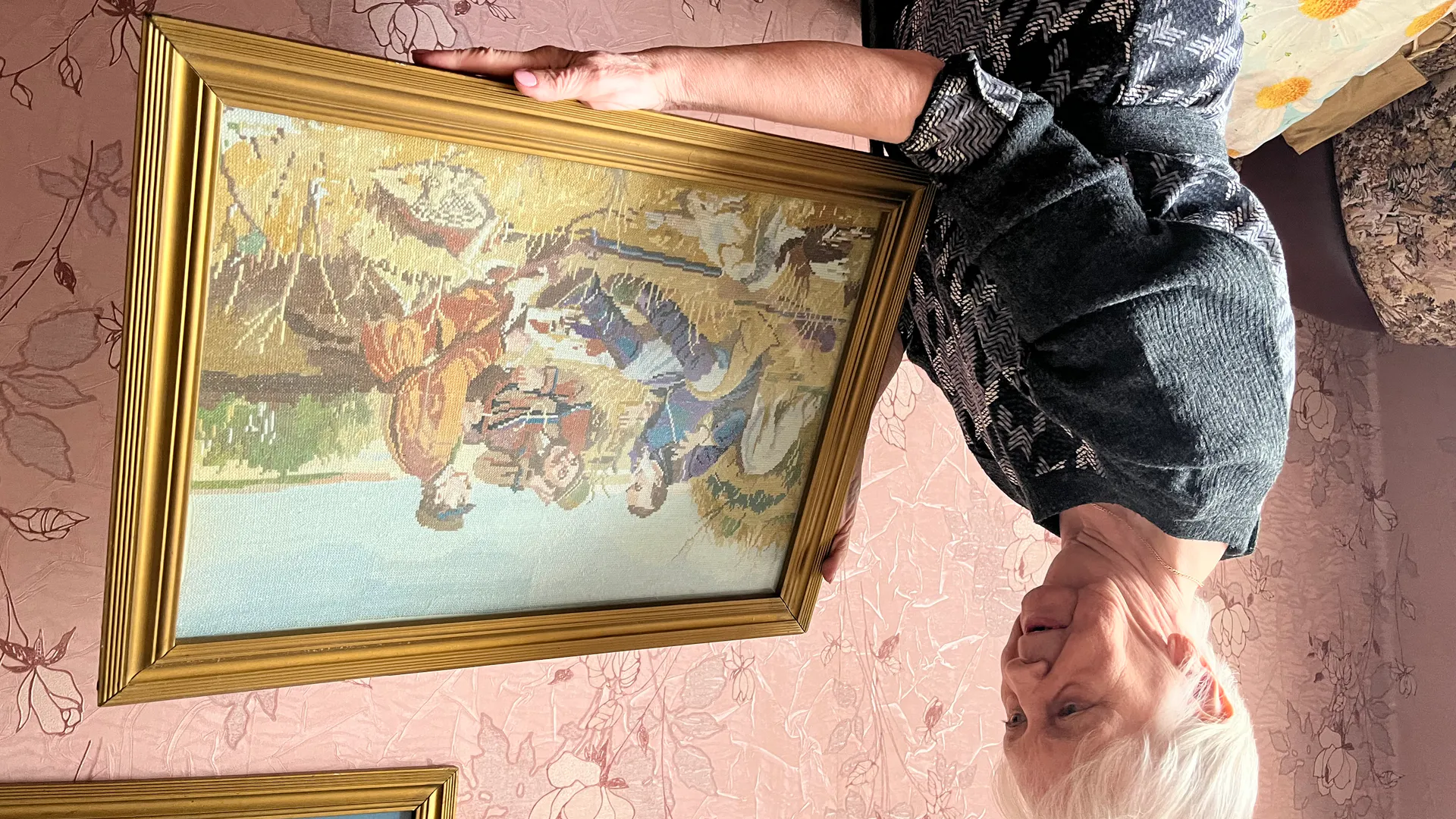 70-летняя пензячка создает мультперсонажей из бисера, делает украшения со стразами сваровски