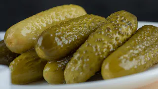 Огурцы на зиму закрываю только так. Не остается даже рассола. Все, кто пробует, просят рассказать рецепт. Это лучшие хрустящие огурчики