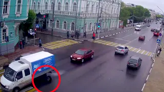 В Рязани у Газели на ходу отвалилось колесо - видео