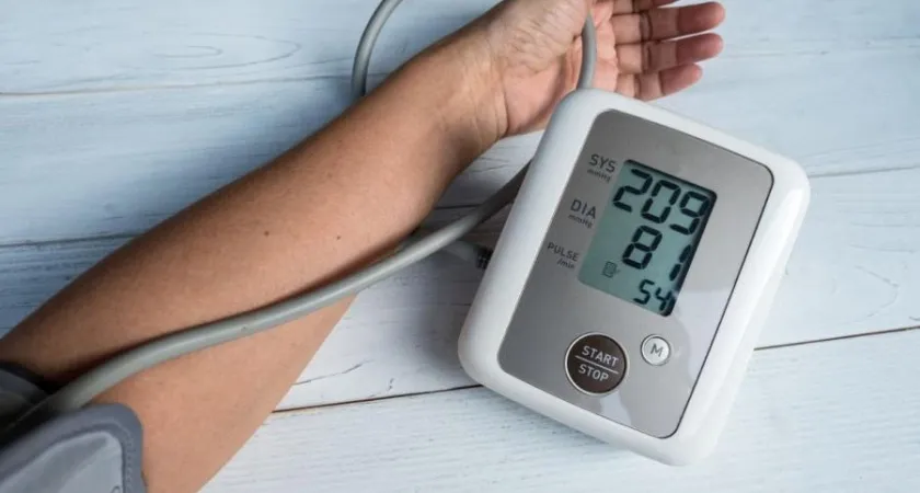 Скачет давление? Врач назвал причины повышения давления