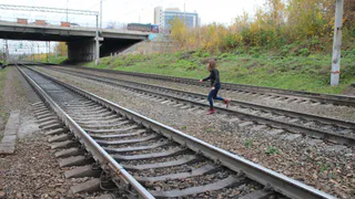 В Рязани школьники устроили фотосессию на железной дороге