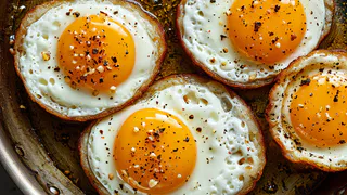 Почему нельзя жарить яйца на подсолнечном масле: намотайте себе на ус