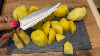 Самый народный рецепт. Картофель румяный, под вилкой хрустит. Но не всегда он такой получается - вот, в чем причина