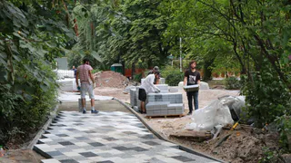 Сроки жмут: у подрядчика осталось два дня, чтобы уложить плитку в Наташкином парке