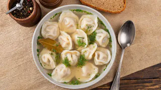 Не «лаврушка» и не укроп: какие специи добавить в бульон для пельменей — вкус как в 5-звёздочном ресторане