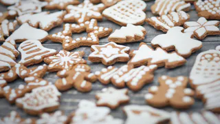 Мало жира и калорий: эксперты по питанию выбрали самое полезное рождественское печенье, которое не даст располнеть