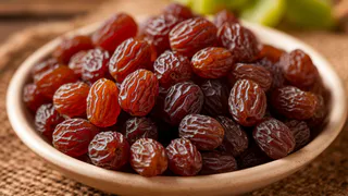 1 столовая ложка — и вся грязь и масляный налет из изюма вытянутся мгновенно: мудрые хозяйки моют сухофрукты только так