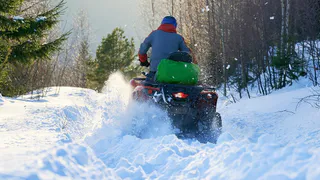 Суздальский бизнесмен намеренно проехался по ноге инспектора на снегоходе