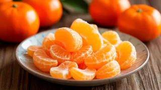 Мандариновые корки заливаю уксусом — и всю зиму не нарадуюсь своей хитрости: отличный лайфхак для хозяек