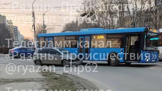 10 апреля в Рязани на улице Кальной столкнулись автобус и легковушка