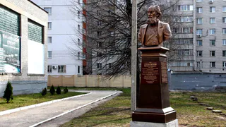 12 апреля в Рязани около школы №16 открыли бюст Циолковскому 