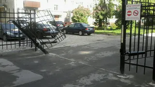 В центре Брянска снесли ворота