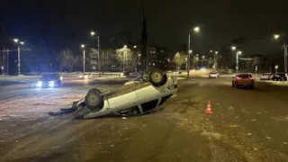 Пьяное ДТП в Коврове: автомобиль перевернулся после удара в ограждение