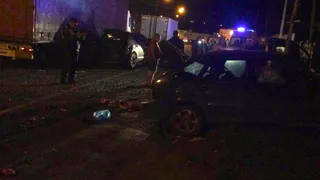 Ночью грузовик в Рязанской области «сгреб» 5  легковушек