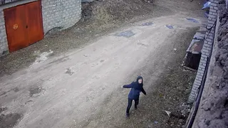 Врач просит помощи: малолетние хулиганы регулярно бьют стекла в рязанской больнице