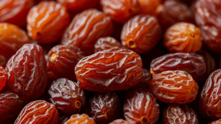 1 столовая ложка — грязь и масляный налет из изюма вытянутся прямо на глазах: мудрые хозяйки моют сухофрукты только так