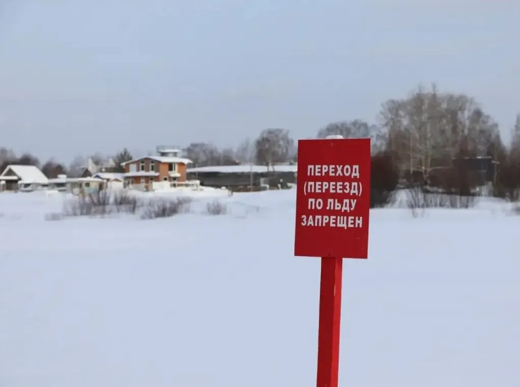 В Коми два человека погибли, провалившись под лёд на снегоходе