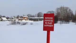 В Коми два человека погибли, провалившись под лёд на снегоходе 