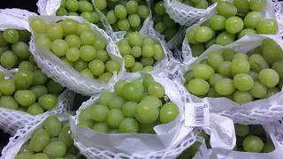 Новый тренд в "Пятерочке" и "Магните": на полках появился необычный "пластиковый" виноград - что это такое и безопасен ли он