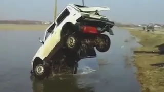 Видео. Еще один автомобиль попытался уплыть от своего владельца