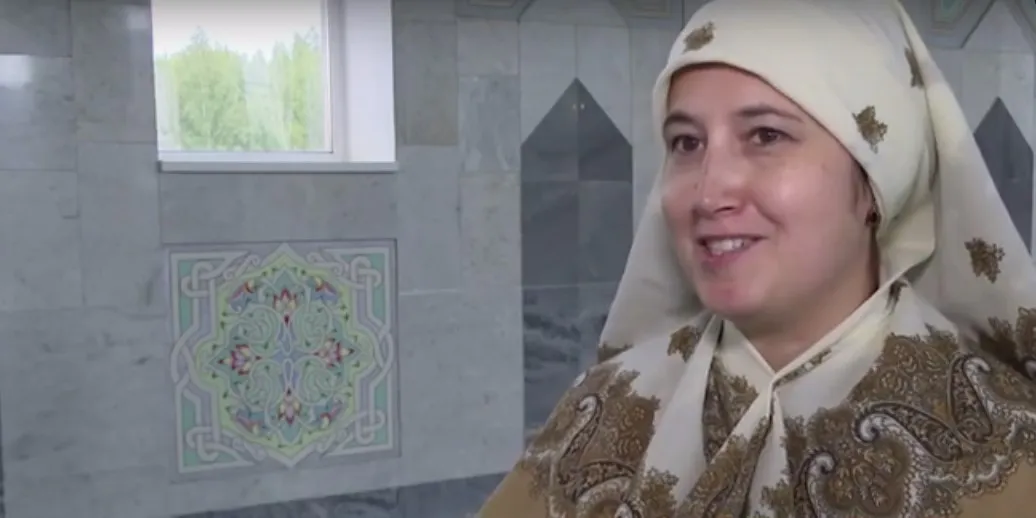 Художница из Казани украсила стены Нижнекамской городской мечети новым орнаментом