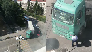 Собралась пробка: на Каширина фура столкнулась с легковушкой