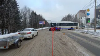 В Коми легковушка нарушила сигнал светофора и столкнулась с автобусом