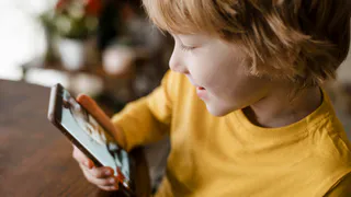 Советы родителям: как обезопасить ребенка и его первый гаджет от киберугроз