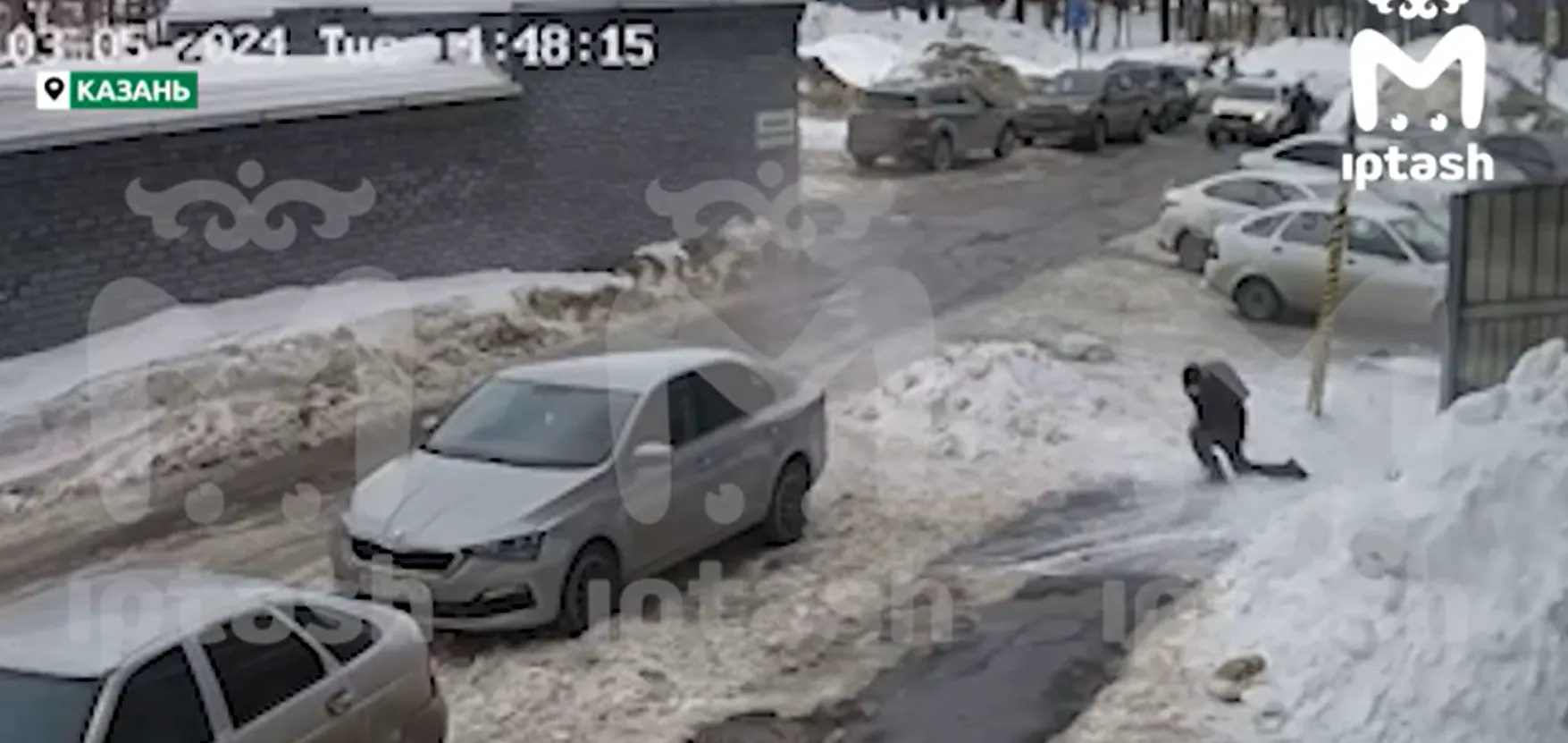 Глыба льда упала на 14-летнего мальчика в Казани