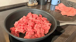 Названы производители, которые используют «мясной клей» в своей продукции: не покупайте 