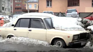 «Кто-то «семёрку» потерял»: брошенная машина вмёрзла в лёд