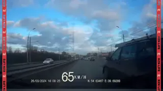 На Московском шоссе в Рязани из-за «шашечника» легковушка врезалась в отбойник