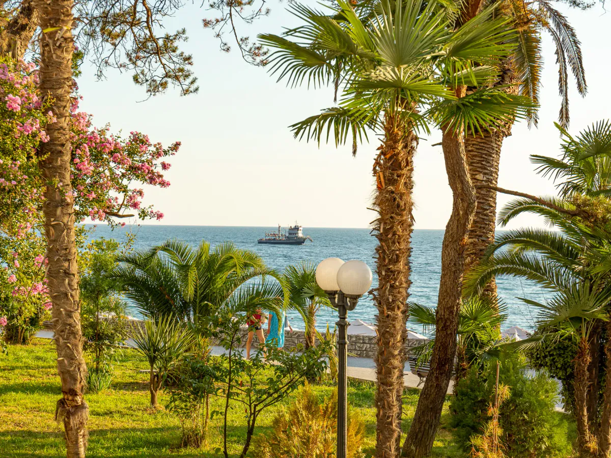 Август — не повод сидеть дома: вот куда можно сбежать без визы и не потратить больше 100 тысяч — туроператоры в шоке