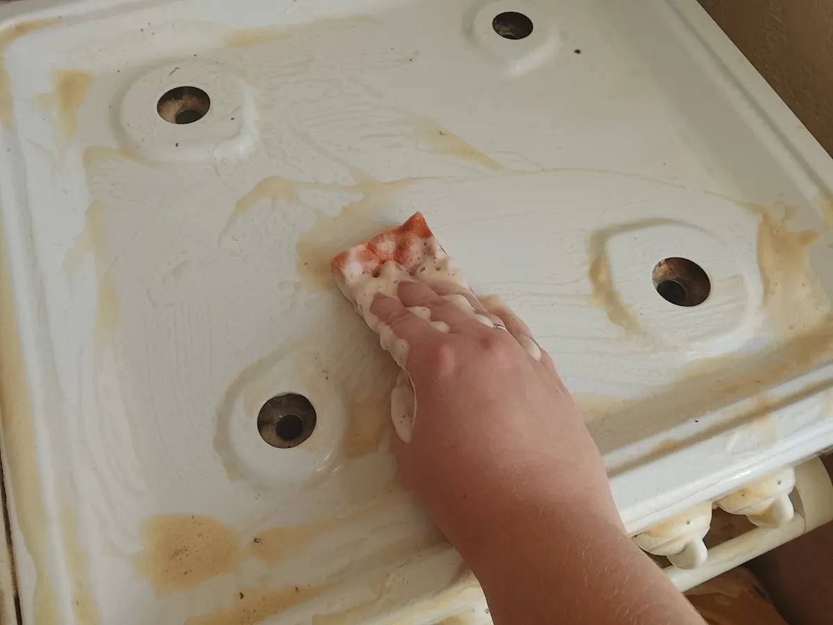 Для чего уксус лить на плиту, а посудные губки класть в шкаф с одеждой: горничная поделилась хитростями, которыми вы 100% будете пользоваться