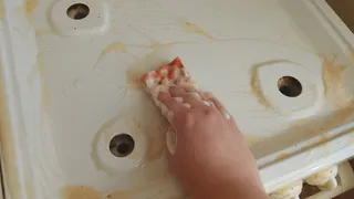 Для чего уксус лить на плиту, а посудные губки класть в шкаф с одеждой: горничная поделилась хитростями, которыми вы 100% будете пользоваться