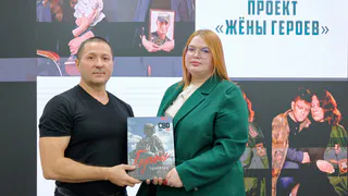 Поисковикам ГИПУ подарили книгу «Герои Удмуртии»