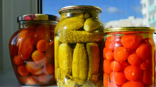 Секретный маринад «3−6−9»: огурцы получаются хрустящими, а помидоры просто тают во рту — проверенный рецепт