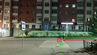 По вине водителей пострадали 2 человека: первый выпал из салона, второго сбили на "зебре"