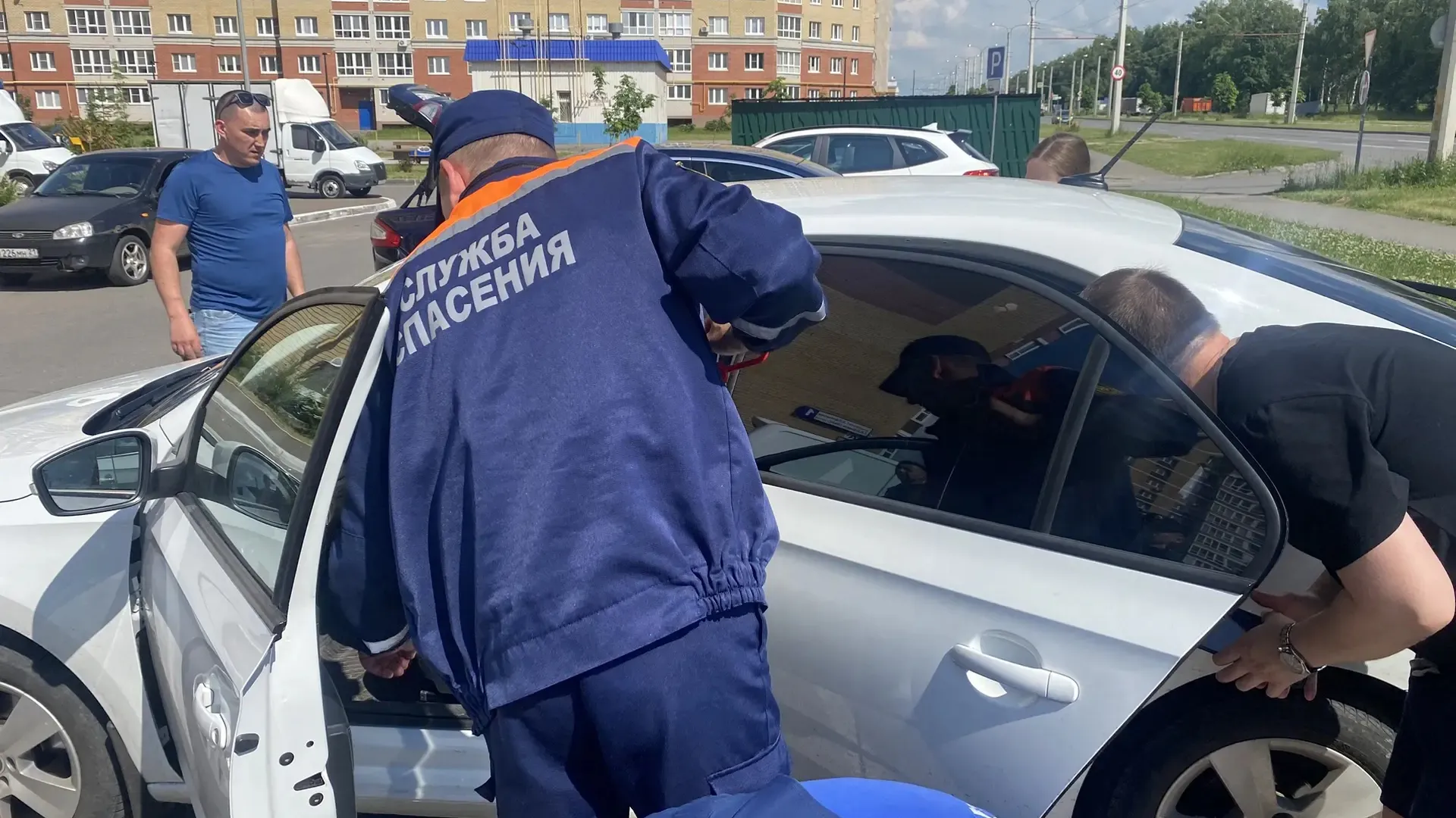 В Чувашии спасатели деблокировали ребёнка из запертого автомобиля в считанные минуты