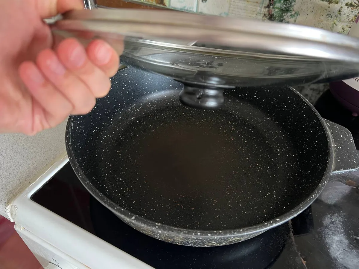 Натираю сковороду мылом перед жаркой — и блины не прилипают: лайфхак, который меняет всё