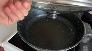 Натираю сковороду мылом перед жаркой — и блины не прилипают: лайфхак, который меняет всё