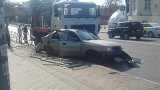 На улице Ленина автомобиль снес ограждение