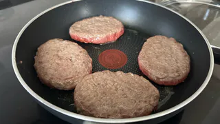 Кладу 2 ложки в фарш, и котлеты становятся сочными и нежными: кулинарная хитрость от шефов