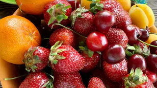 Эта ягода — самая вредная и опасная: а мы едим ее покупаем и детям даем