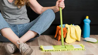 Просто добавьте несколько капель в ведро с водой и вымойте полы. В доме будет приятно пахнуть 2 недели 