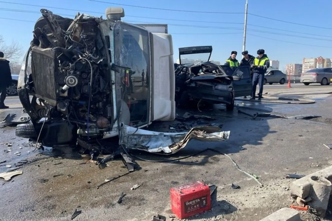 В Пензе на Гагаринском путепроводе столкнулись газель и легковушка