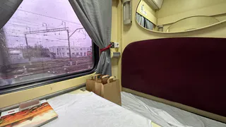 Уступила пожилым пассажирам нижние полки в поезде и быстро пожалела о своём решении — рассказываю, чем всё закончилось