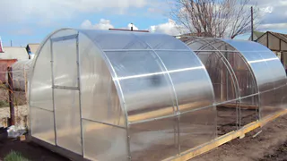 Вопрос от дачников: какая теплица выстоит зиму?