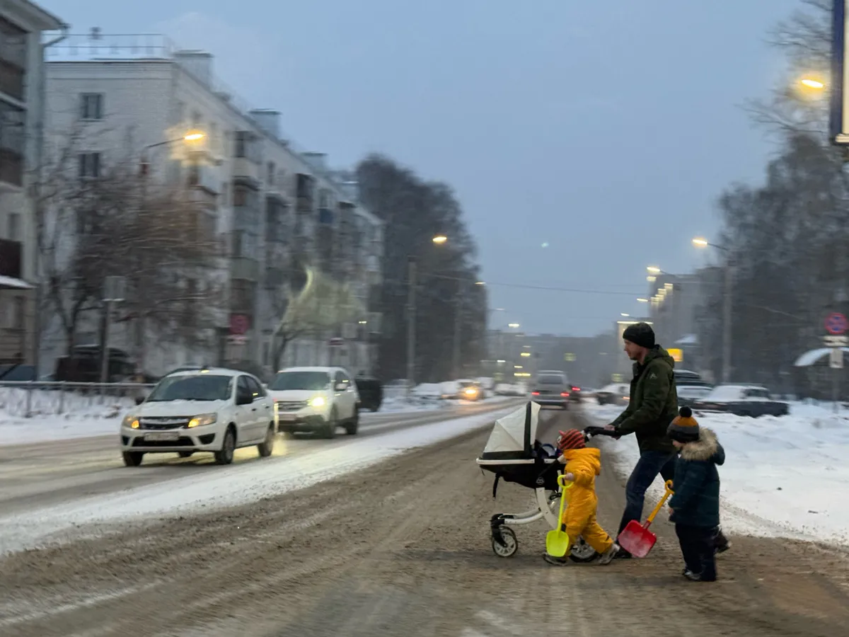 Нужно ли останавливаться перед "зеброй", если пешеход вступил на проезжую часть на другой стороне проезжей части - ответ юриста
