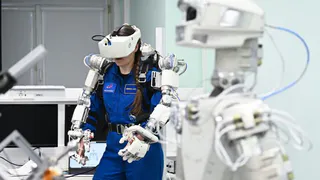 Космонавты на МКС учатся управлять магнитогорским роботом "Теледроид"